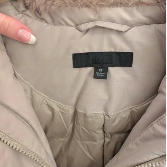 Uniqlo Women Ultra Warm Down Short Coat Parka Heattech Jacket Fur Hood Beige XS - Picture 6 of 8